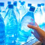 Los riesgos de tomar agua en botellas plásticas