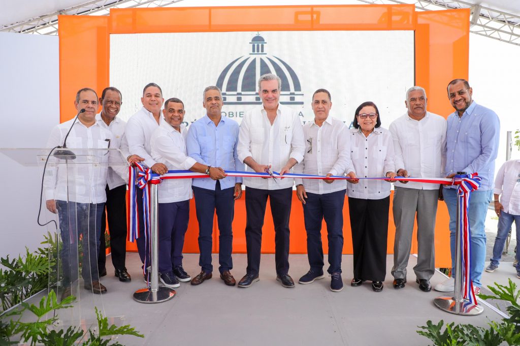 Presidente Abinader inaugura tramo carretero entre Barahona y Enriquillo