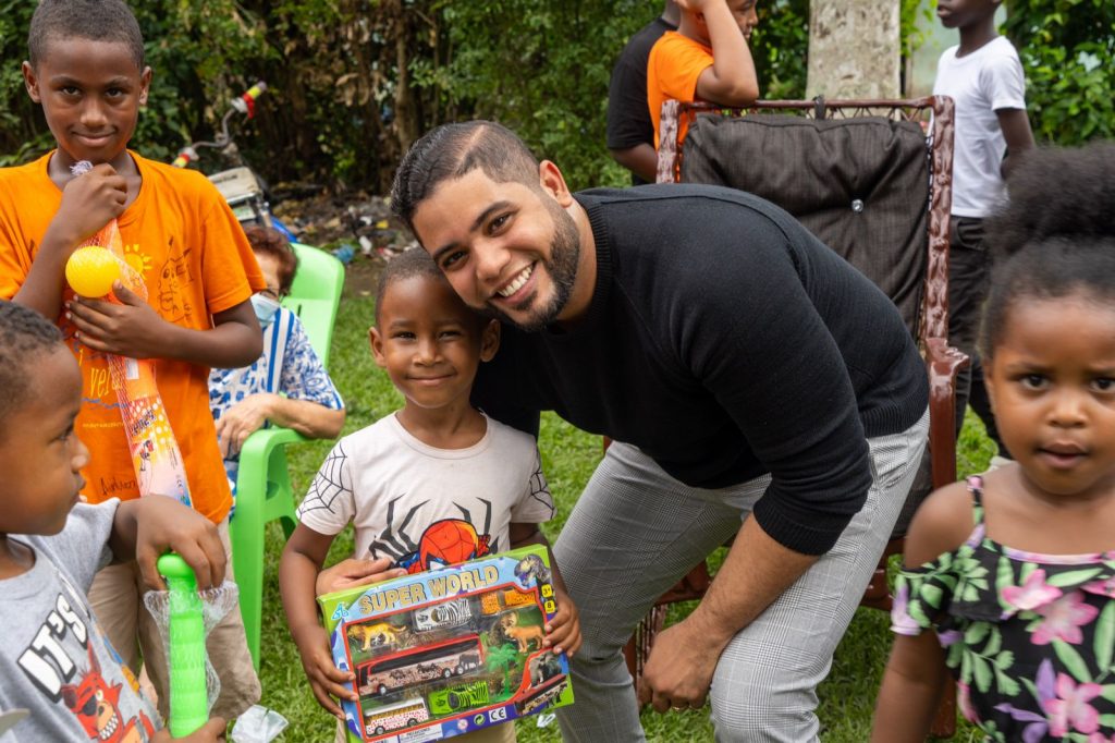 Yeury Bidó y su fundación entregan juguetes a niños en Santo Domingo Norte