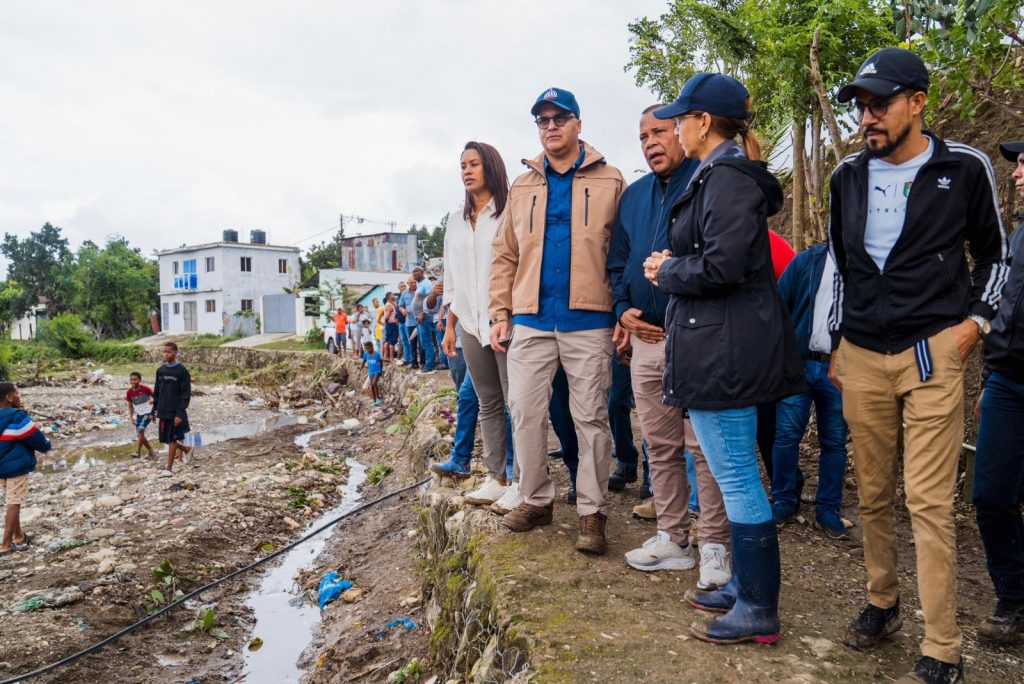 Ministro Administrativo de la Presidencia interino asiste afectados por lluvias en Puerto Plata