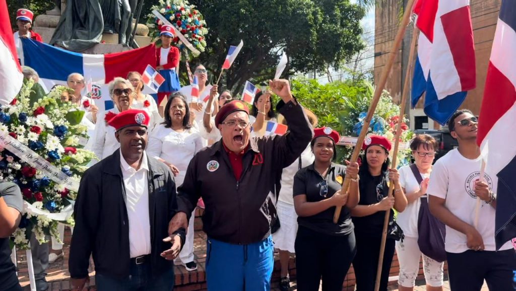 Luis “El Gallo” pide clausurar colegio que promocionó consignas indebidas en desfile de Duarte