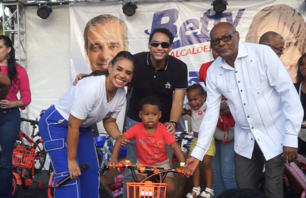 Betty Gerónimo llena de alegría a niños de SDN con feria mecánica por el Día de Reyes