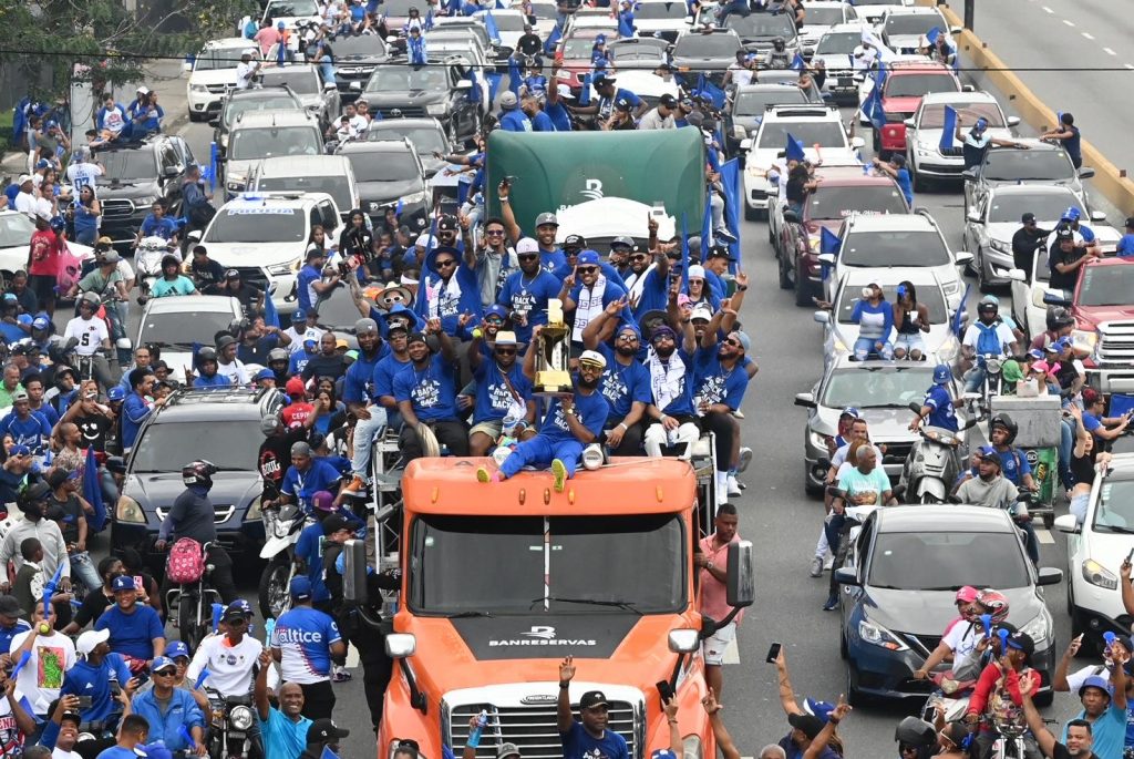 Tigres del Licey celebran corona 24 con fanáticos de Santo Domingo