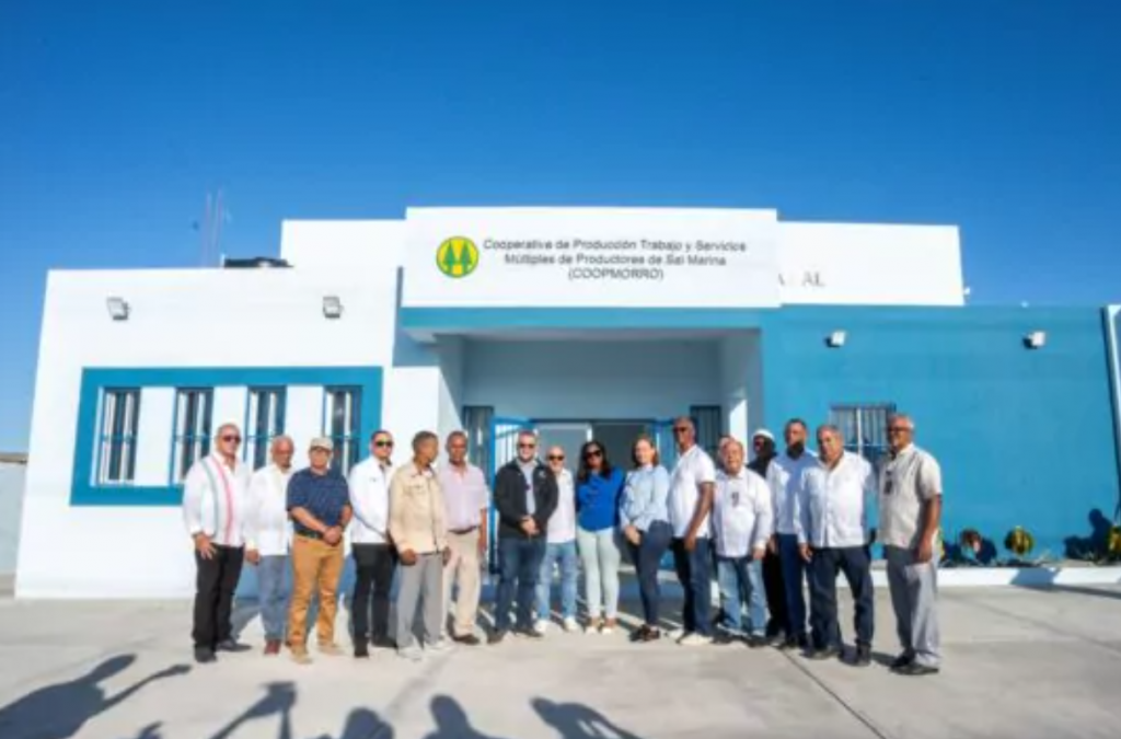 Gobierno inaugura centro de acopio para comercialización de sal en Montecristi