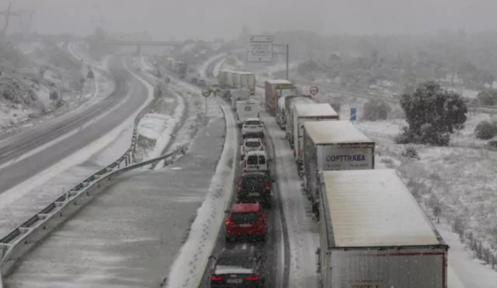 Temporal de nieve en España afecta a 63 carreteras, seis de red principal