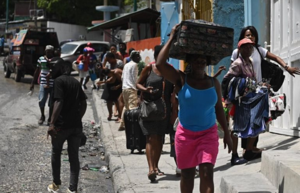 Centenares de desplazados haitianos huyen de la guerra entre bandas