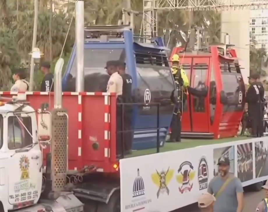 Monorrieles destinados para Santiago desfilaron en el Malecón por el 180 aniversario de la Independencia