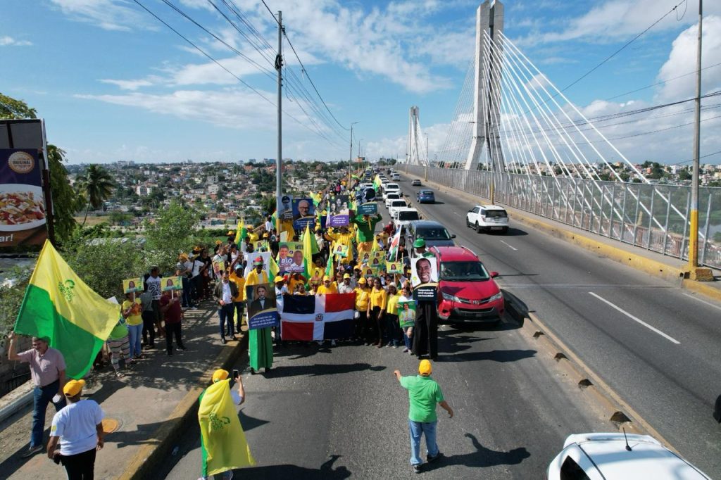 Frente Amplio realiza caminata por la patria junto a decenas de miembros del partido