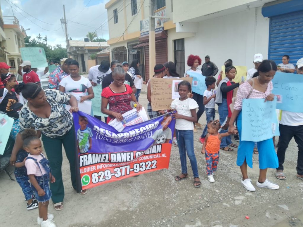 Familiares marchan a un año de la misteriosa desaparición de niño de 4 años en el sector El Valiente SDE