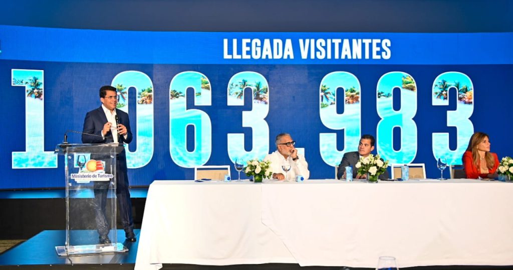 Turismo en RD alcanza récord en enero con un crecimiento del 41%, según el ministro David Collado