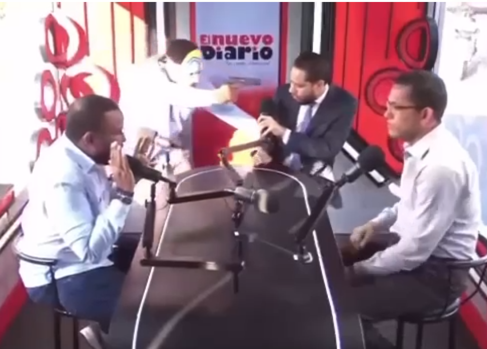 ¡Sálvese quien pueda! Hombre disfrazado realiza asalto durante programa en vivo en RD