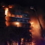 Incendio devora edificio de viviendas y deja 13 heridos en Valencia, España