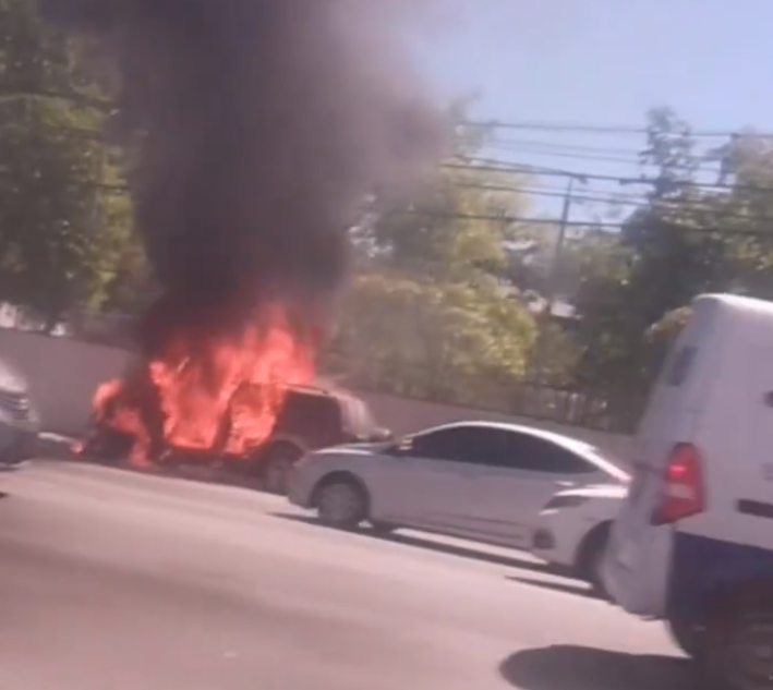 Incendio de Jipeta provoca congestión vehicular en la Avenida Máximo Gómez