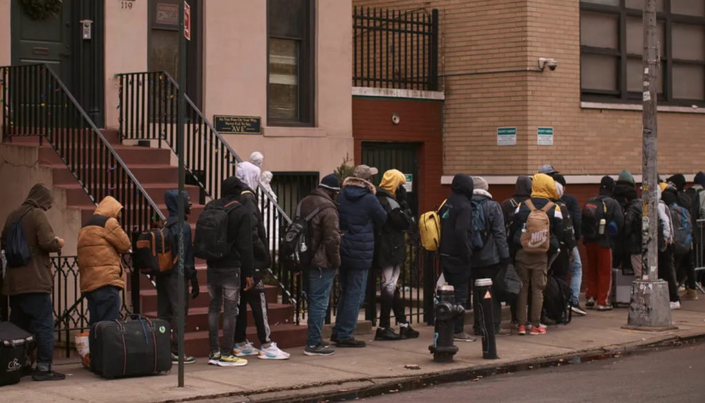 Cambio de reglas genera polémica en Nueva York por pagos a migrantes sin estatus legal