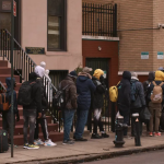 Cambio de reglas genera polémica en Nueva York por pagos a migrantes sin estatus legal