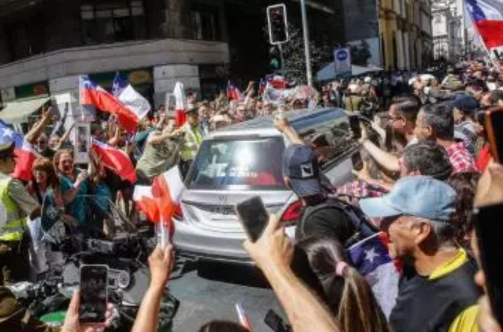 Por segundo día miles de ciudadanos hacen fila para despedir Sebastián Piñera