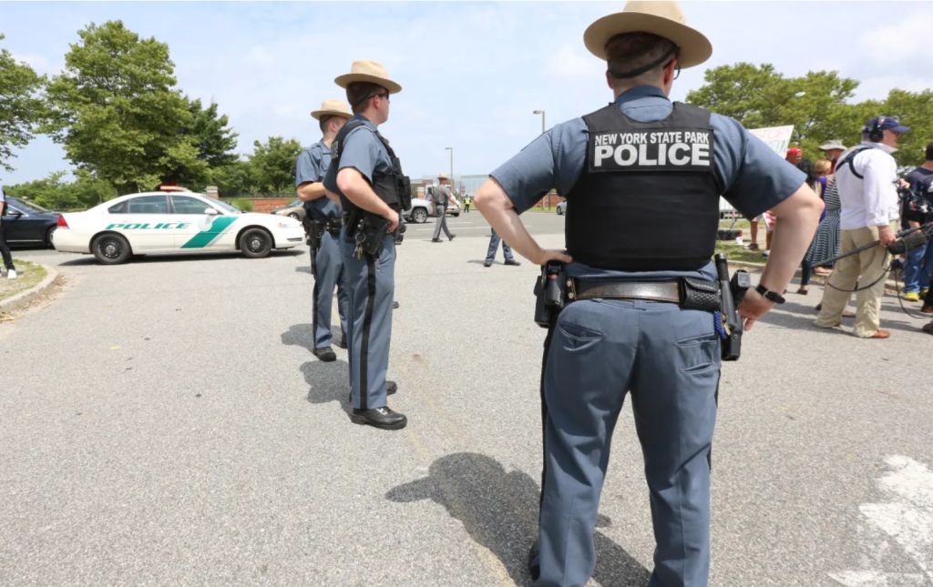 ¡Tragedia en Los Ángeles! Mujer lanza a sus hijas desde una camioneta en movimiento y luego se suicida