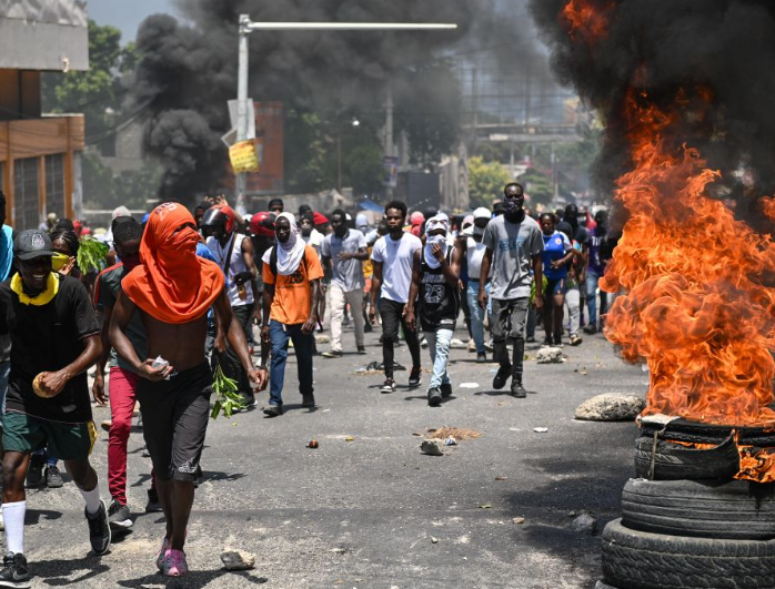 Haitianos incendian ayuntamiento municipal de Juana Méndez y crean disturbios en la zona fronteriza