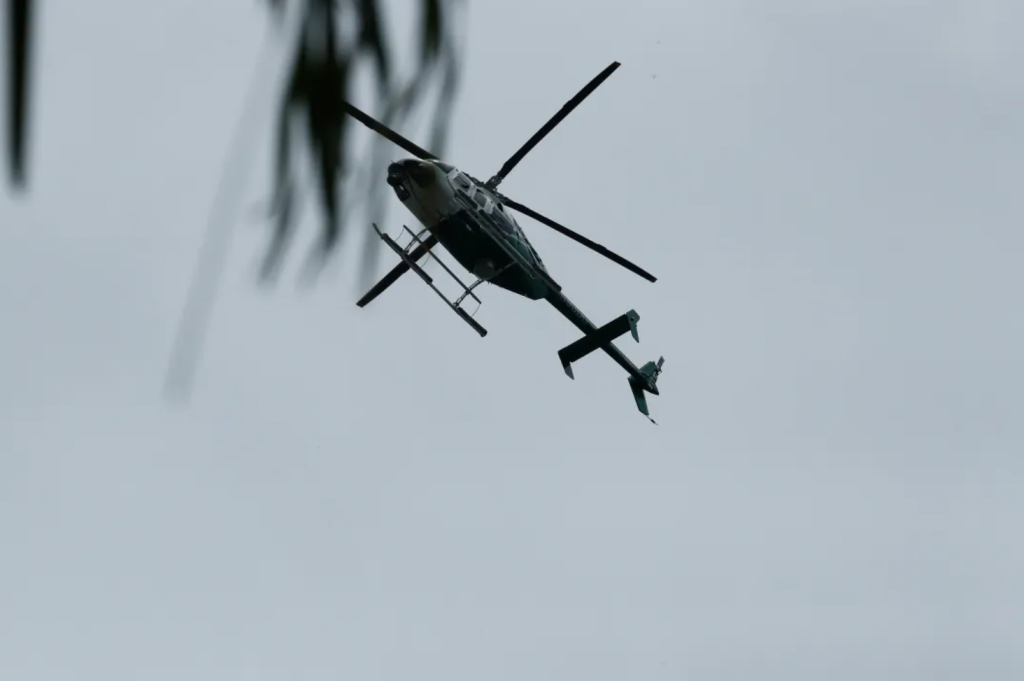 Helicóptero se estrella en una playa de Hawaii y deja una persona herida