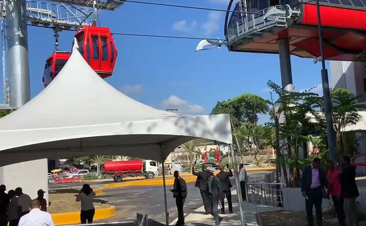 El presidente Luis Abinader estrena el Teleférico de Santiago como primer pasajero en realizar recorrido