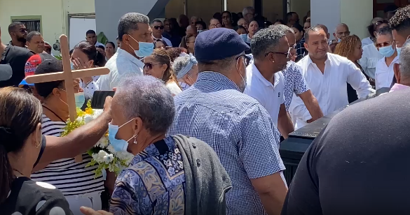 Sepultan señor de 53 años fallecido por quemaduras en el carnaval de Salcedo