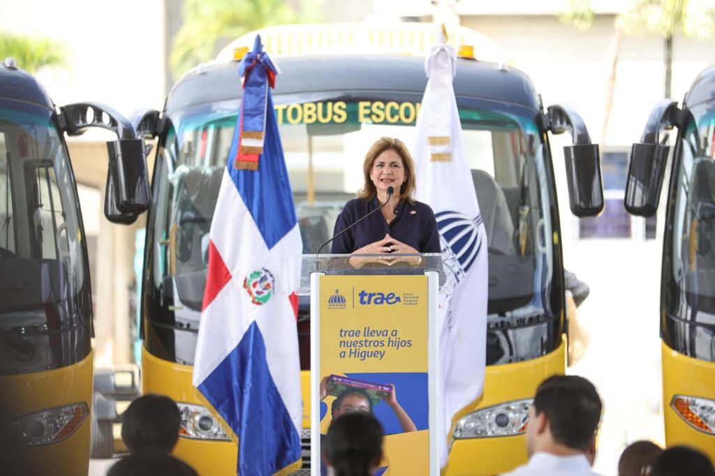 Vicepresidenta deja en funcionamiento el Sistema Nacional de Transporte Estudiantil en La Altagracia