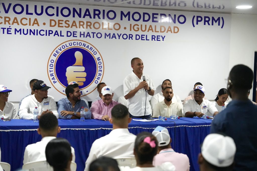 Candidato a regidor de Hato Mayor por el PRD, Alexander de la Rosa, pasa a las filas del PRM