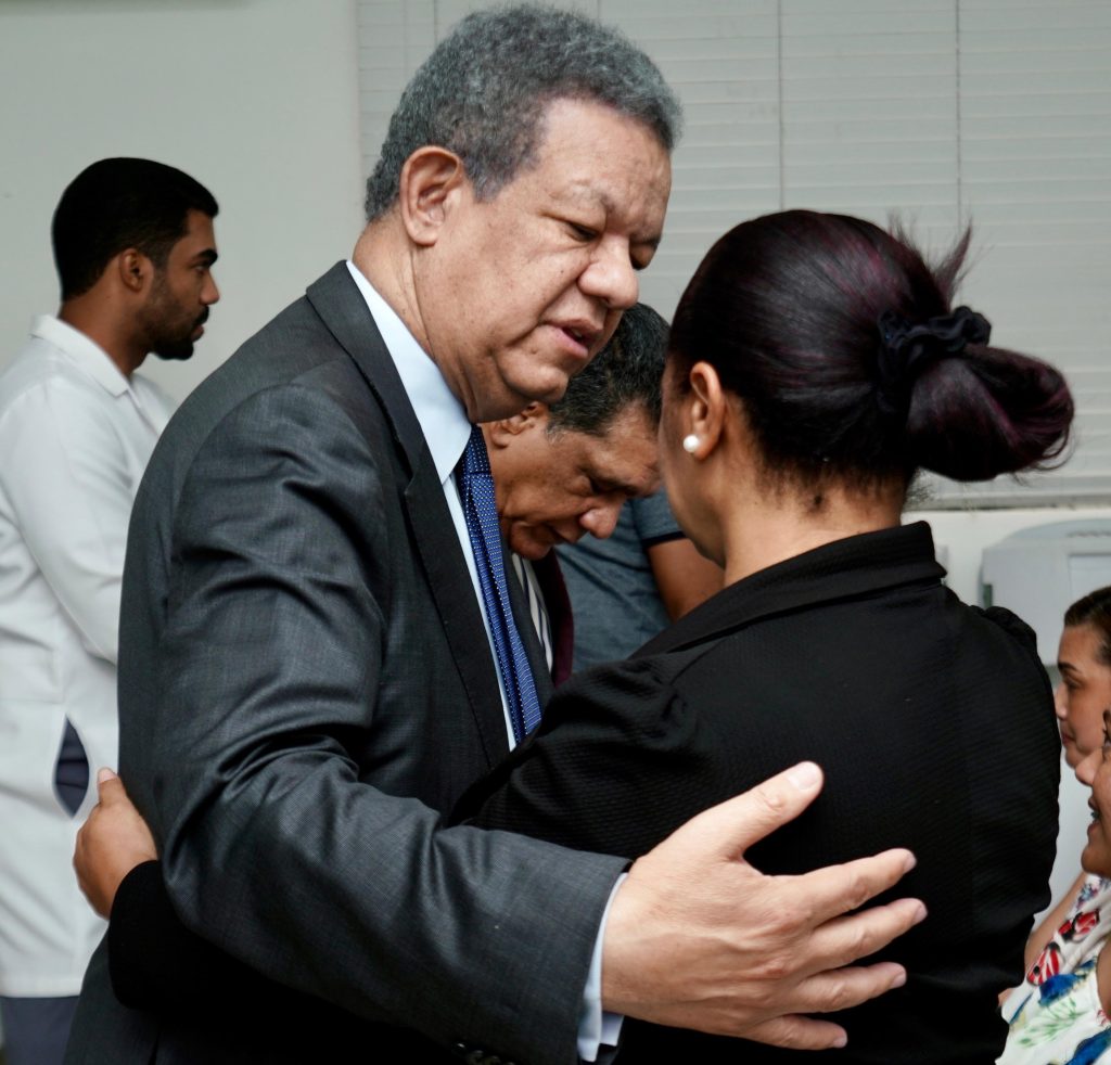 Leonel visita Hospital Robert Reid Cabral para solidarizarse con niños afectados del Carnaval de Salcedo