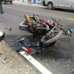 ¡Tragedia en la Romana! Muere joven tras impactar su motocicleta contra una patana