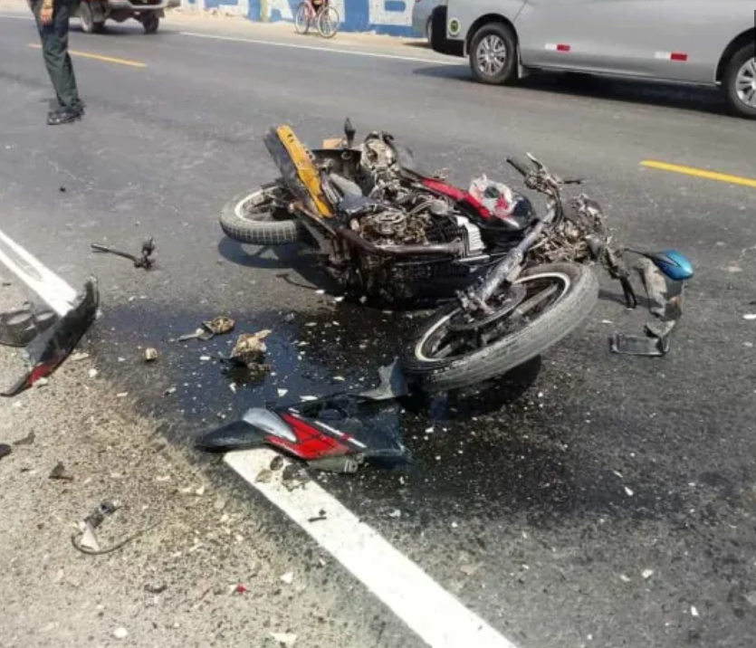 ¡Tragedia en la Romana! Muere joven tras impactar su motocicleta contra una patana