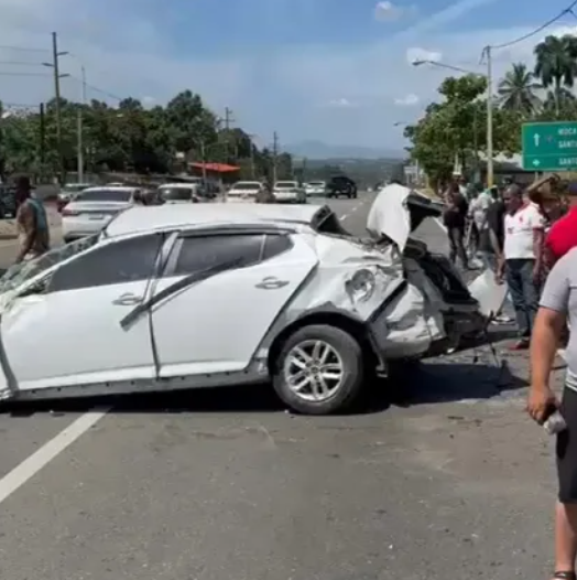 Accidente en la Autopista Duarte: Dos personas quedan atrapadas en un vehículo