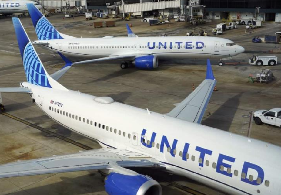 Avión de United en NY aterriza de emergencia y deja varios heridos