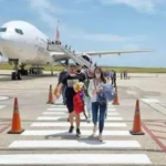 EE.UU. devuelve a Cuba en avión 61 migrantes irregulares