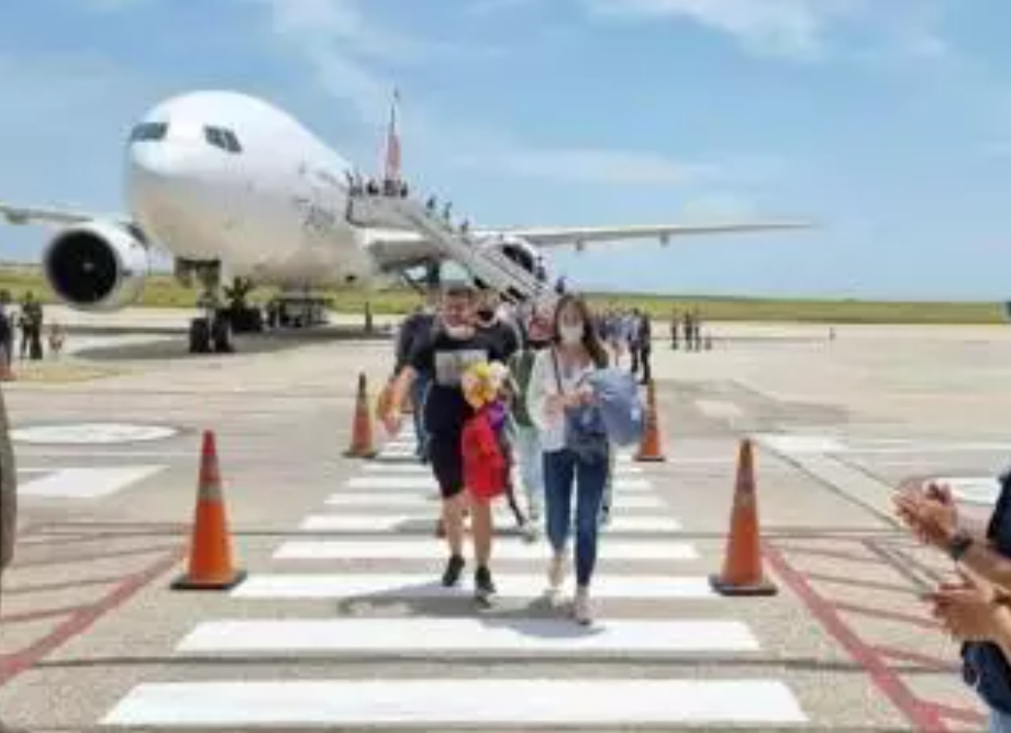 EE.UU. devuelve a Cuba en avión 61 migrantes irregulares