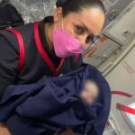 Mujer da a luz durante vuelo