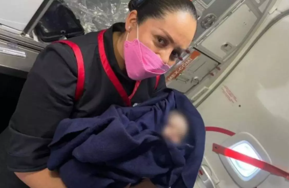 Mujer da a luz durante vuelo