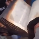 Biblia sobrevive milagrosamente al incendio en la cárcel La Victoria