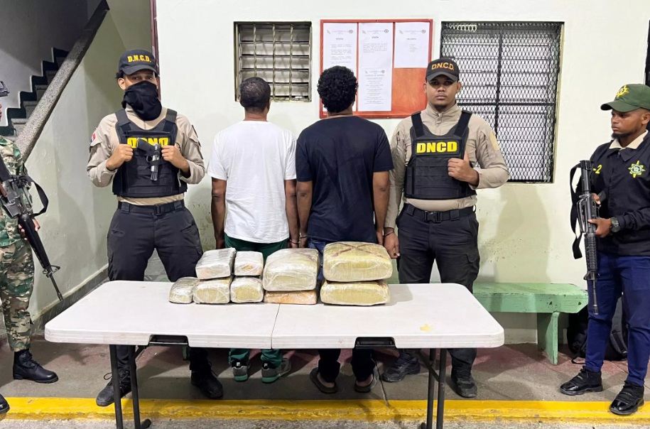 Incautan 49 libras de marihuana y detienen a 2 hombres durante operativo en Elías Piña