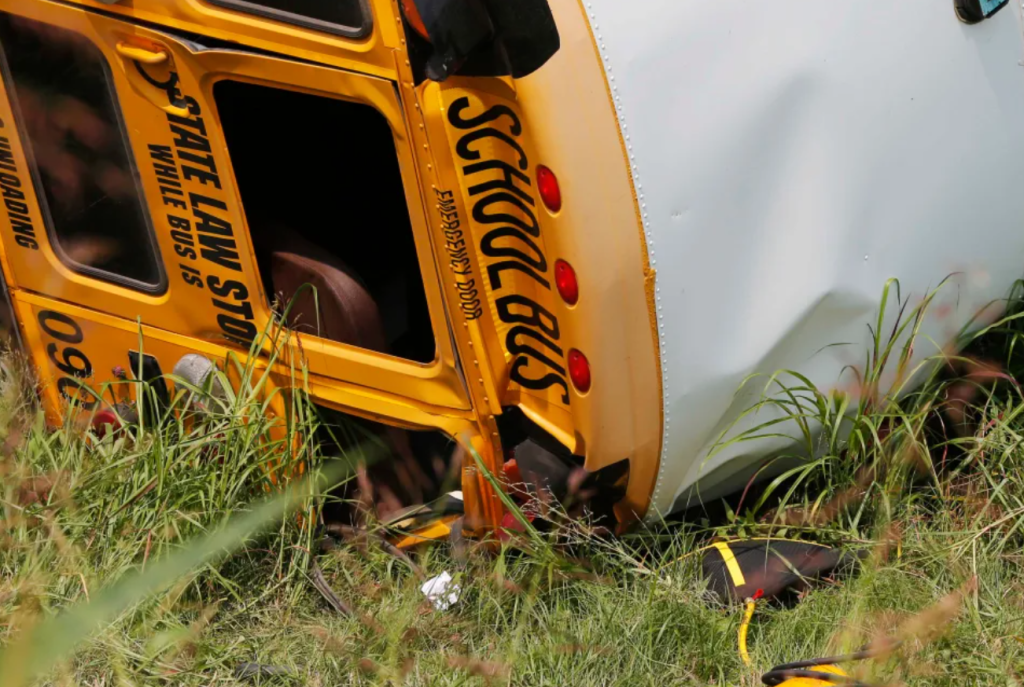 Mueren 3 niños y dos adultos tras choque de autobús escolar contra un camión en Illinois