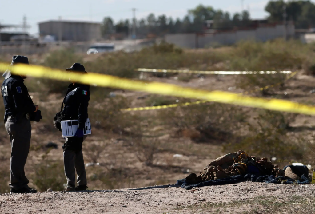 ¡Tenebroso! Hallan cadáveres en fosa clandestina de Ciudad Juárez a metros de frontera con EEUU