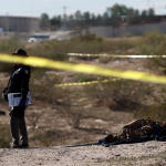 ¡Tenebroso! Hallan cadáveres en fosa clandestina de Ciudad Juárez a metros de frontera con EEUU