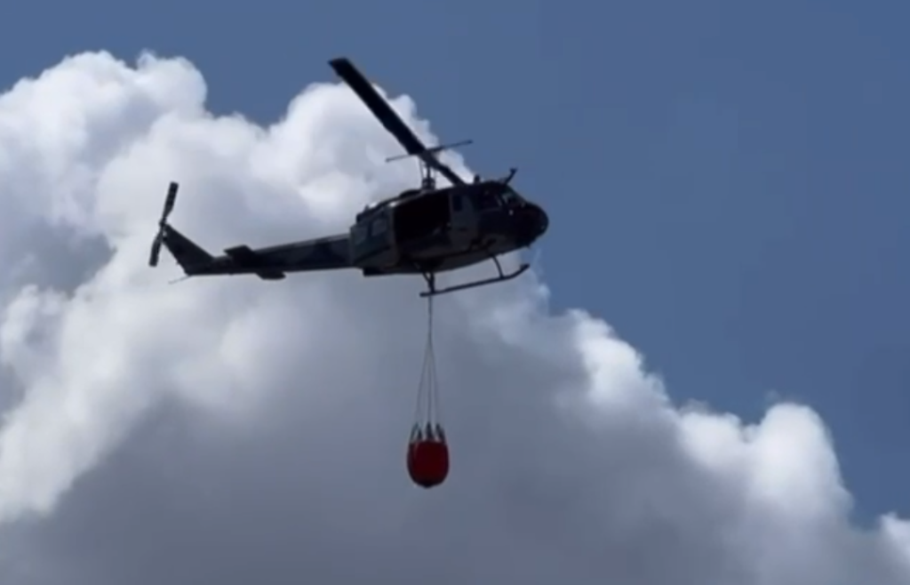 Helicóptero sofoca incendio en La Victoria