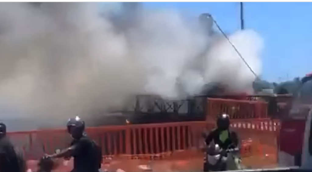 Se incendia autobús en puente flotante y genera caos en el tránsito