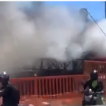 Se incendia autobús en puente flotante y genera caos en el tránsito