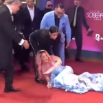 Karen Yapoort experimenta percance al caer en la alfombra roja de los Premios Soberano