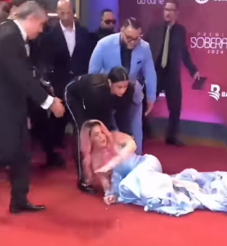 Karen Yapoort experimenta percance al caer en la alfombra roja de los Premios Soberano