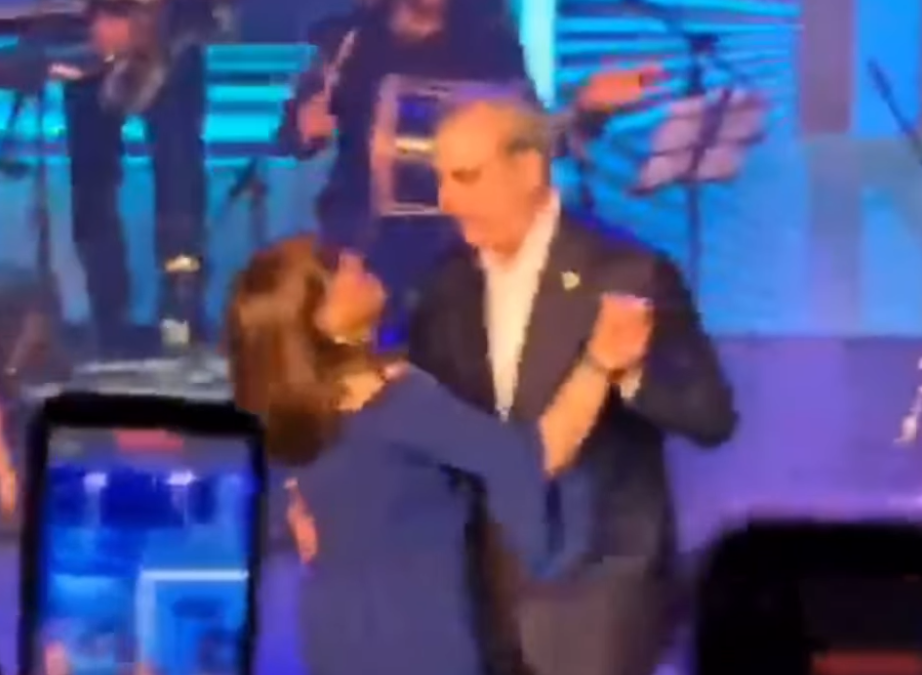 Presidente Abinader baila con la reina del merengue durante acto por el Día Internacional de la Mujer