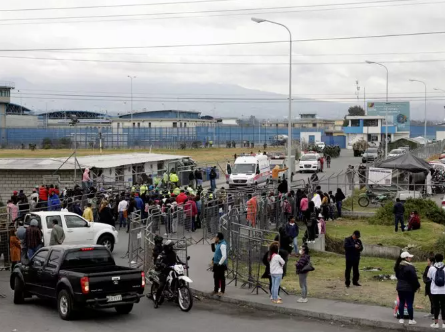 Mueren 3 reclusos y 6 resultan heridos tras motín en cárcel del centro de México