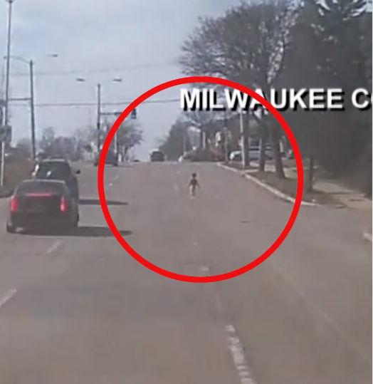 Conductor de autobús en Milwaukee salva a niño cruzando una peligrosa calle