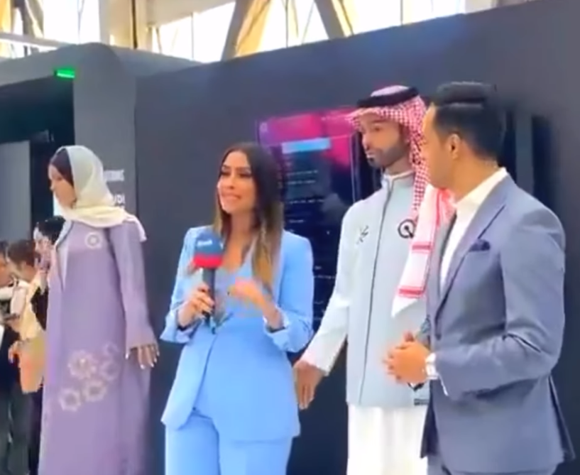 Robot humanoide en Arabia Saudita toca el trasero de reportera durante presentación en “DeepFest”